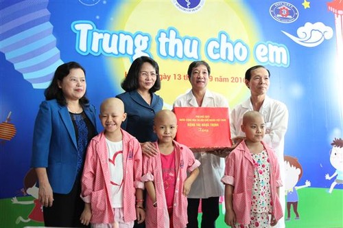  Phó Chủ tịch nước Đặng Thị Ngọc Thịnh trao quà Trung thu cho bệnh nhi ung thư	 - ảnh 1